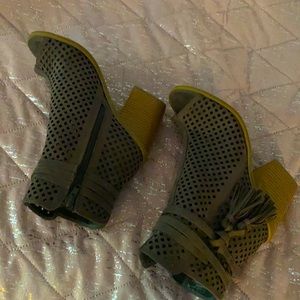 Boot heels that shows the toes